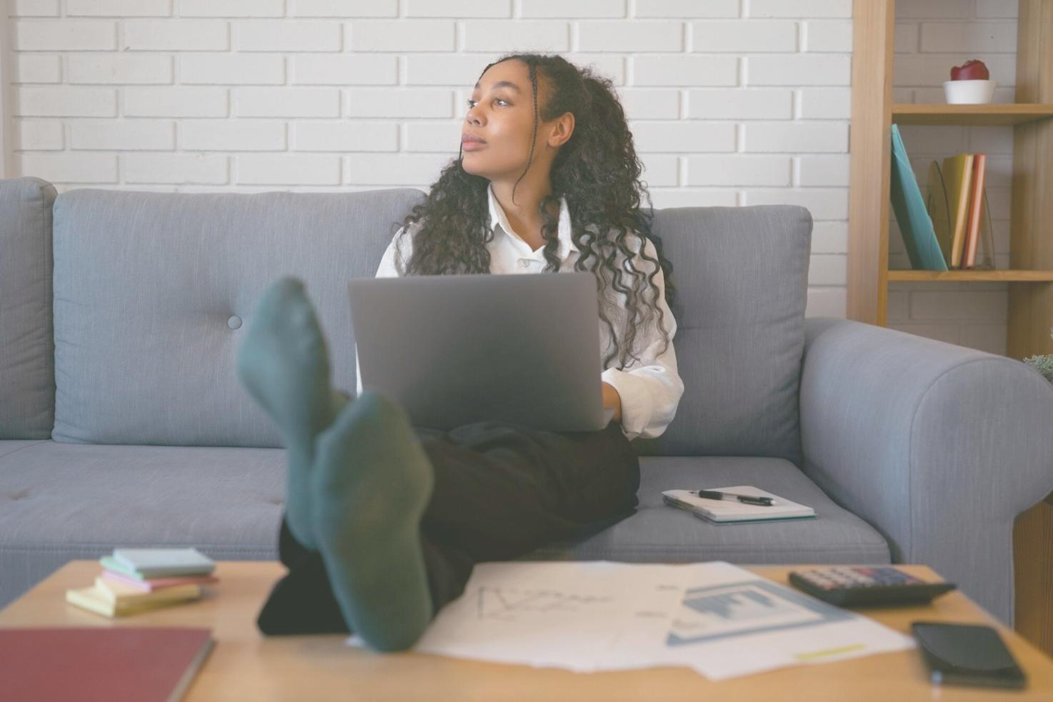 Professionnel travaillant sur des documents budgétaires dans un environnement de formation moderne